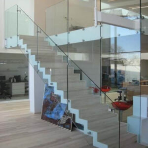 Glasværn til beton trappe