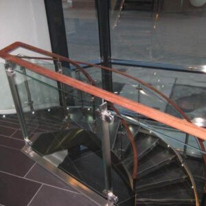 Bøjet glasværn trappeopgang