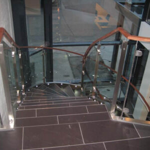 Bøjet glas til trappe