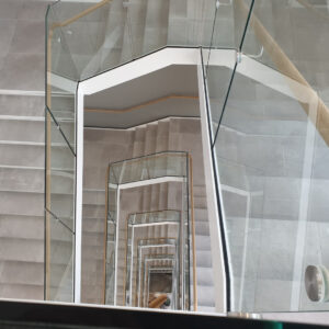 Trappeopgang med indespændt glasværn